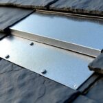 découvrez comment les travaux de zinguerie garantissent l'étanchéité des noues de votre toit pour protéger durablement votre maison des infiltrations d'eau.